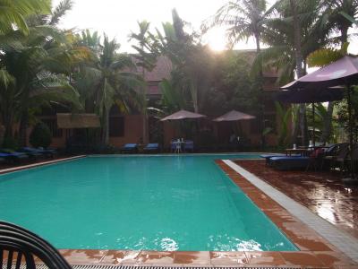 著色はこちらのプールサイドで食べます。