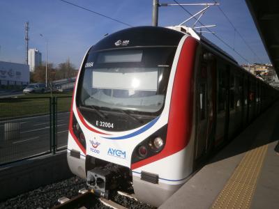海底鉄道マルマライ線の駅でもある。