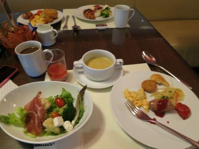 野菜多め。ドレッシングおいしい。