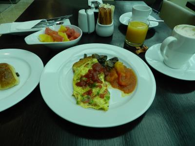 朝食。種類も多く美味しいがコーヒーがまずい。