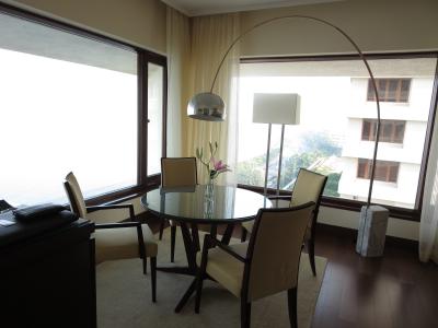 リビングルームのダイニングテーブル