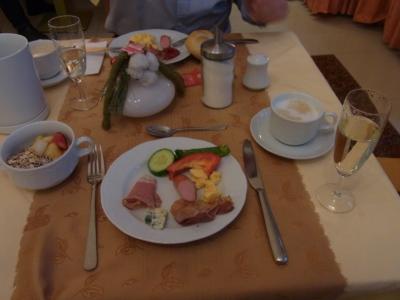 朝食にスパークリングワイン!食べ物の種類も豊富で良かった．