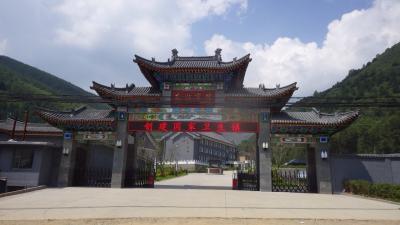 大通りからやや奥まったところに大きな正門があります