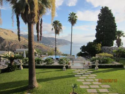 庭園から海を臨む