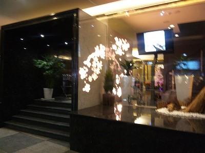 玄関のディスプレイ。左の会談が入り口です。