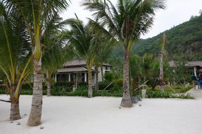 白砂のビーチから見たコテージ