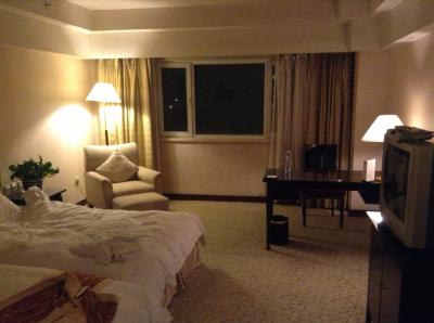 広いベッドとテーブルです。