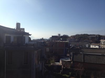 部屋からの眺め。洱海はちょこっとしか見えません。