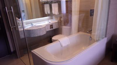 ガラス張りのバスルーム