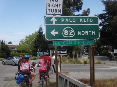 道路標示の向こう側がシェラトンホテル