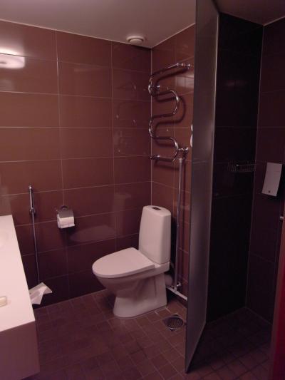 右手にシャワー、左手に洗面台、床暖房付きです。