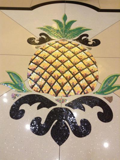 ロビーフロアの床のカワイイパイナップルのモザイク