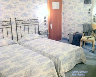 欧州ランドスケープ柄の壁紙とベッドカバー