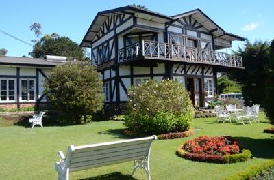 別荘風外観と緑の庭が目を引きます