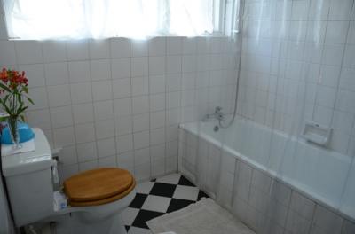 浴室もクラシックなタイル張り。