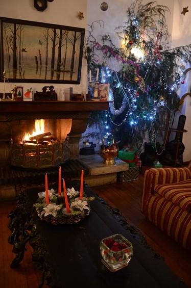 クリスマス直後のラウンジには、ツリーや薪が燃える暖炉が。