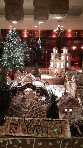 ロビーに飾られていたクリスマスツリーとお菓子の家