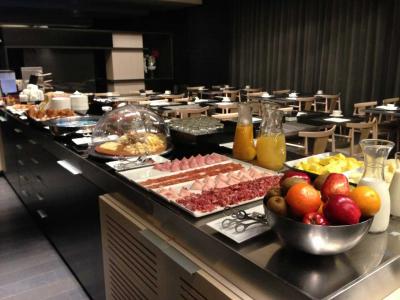 有料の朝食ブッフェ（EUR17.60)