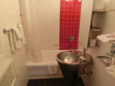 バスタブ付。シンクは洒落ている。