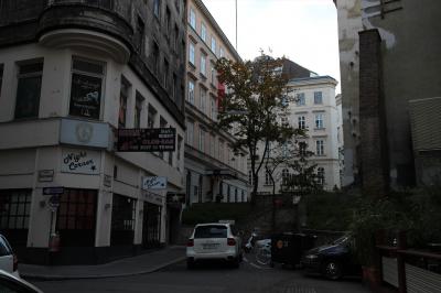 階段上の左手の建物がホテルです。