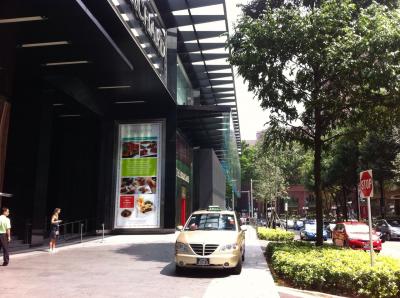 市内の中心にあって移動にも便利