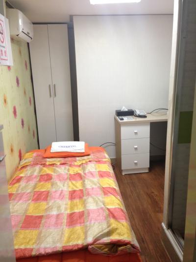 ２畳くらいかな。クロゼットの中にハンガーはたくさんあり　