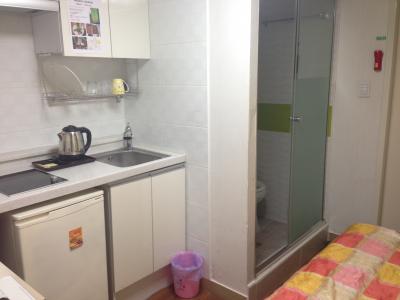 お皿、マグカップ、コップ、湯沸かしポット、冷蔵庫、テレビ、ド