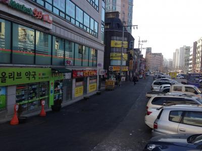 ８番出口を出てまっす９９９マートを曲がると次のブロックです。