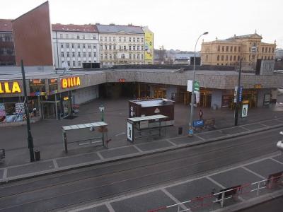 部屋からの眺め。左がスーパー、右が地下鉄の駅