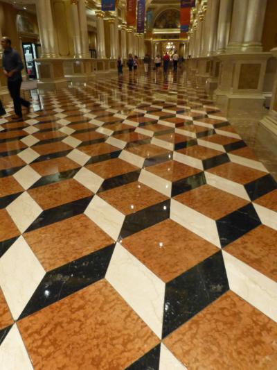 ベネチアンの不思議な床と木の妖精？