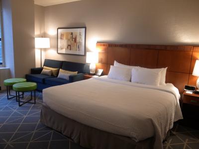 玄関を出るとすぐ駅。お部屋も清潔で広々。