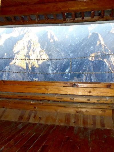 ３階のお部屋の窓からの眺望、玉龍雪山がすぐ目の前です。