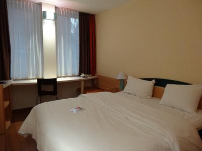 内装は綺麗なビジネスホテルという感じです