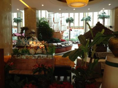 ランチやディナービュッフェの食べられる１階レストラン