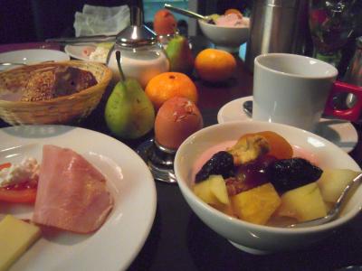 ビュッフェスタイルの朝食はフルーツも豊富です。