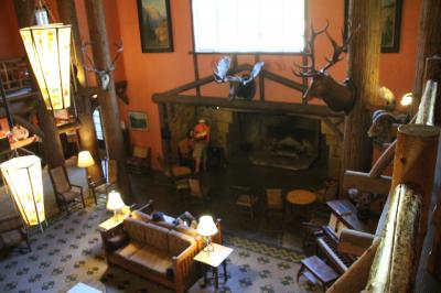 吹き抜けのロビー周辺