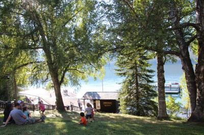 湖畔には遊覧船乗り場