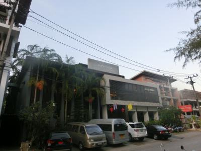 常に車がホテル前にたくさん停まっていました