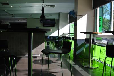 1Fのカフェバー