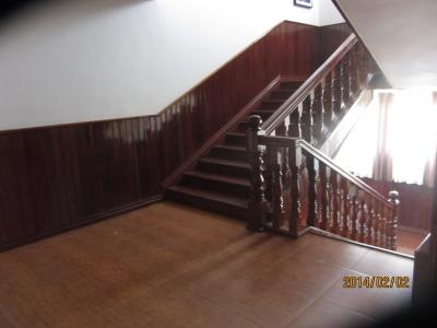 階段も広く・明るかった