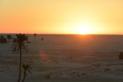 サハラ砂漠の砂丘で日の出鑑賞（ホテルから徒歩数分）