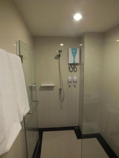 清潔でコンパクトなバスルームですが、給湯は能力不足。