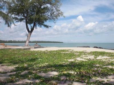 ホテルからすぐの浜辺。遠くに見えるのがマーメイド