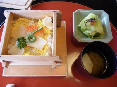 桜を見ながら東京タワーの麓でランチ