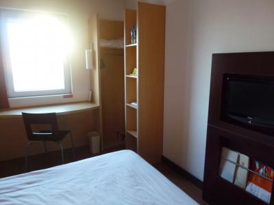 入口から窓を見た風景