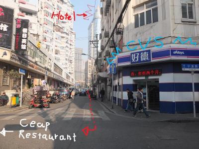 ホテルから徒歩5分以内に食堂とコンビニ