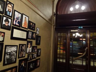 併設のカフェを訪れた著名人の写真が