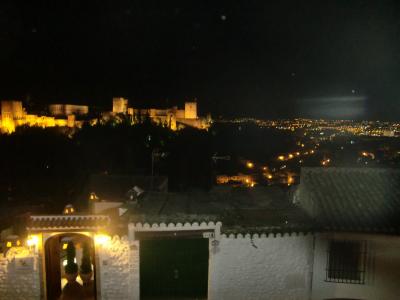 夜間アルハンブラ宮殿の夜景が見れる街の上の展望台広場