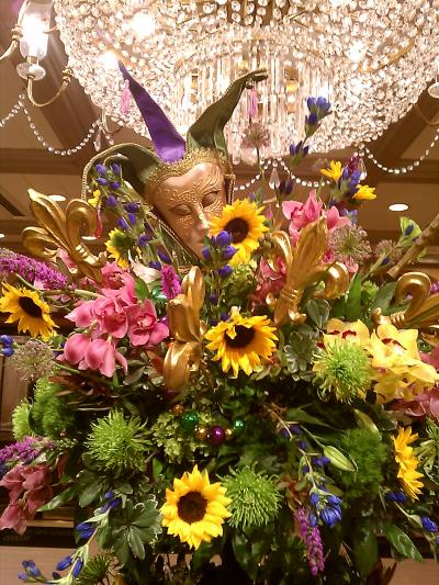 エントランス。マルディグラカラーのお花。