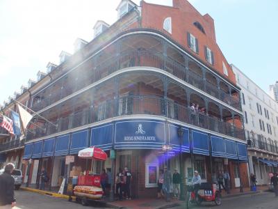 バーボンストリートの一等地。うるさいので眠れません！